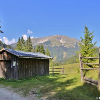 Ötschergräben - Ötscherstraße. Entlang der Ötscherstraße/Forststraße, welche sich endlos lang dahin zieht, geht es vorbei am Hagengut über den Erlaufstausee zum Bahnhof Erlaufklause wo man die Himmelstreppe (Zug) besteigt um wieder zum Ausgangspunkt Wienerbruck zurückzukehren.. - Gebäude, Landschaft, Tafel, Bäume, Berg, Hütte, Zaun, Beschilderung, Holzzaun, Ötschergräben, Ötscher, Ötscherstraße, Scheune, Stadl - (Hagen, Mitterbach-Seerotte, Niederösterreich, Österreich)