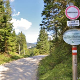 Ötschergräben - Hagengut. Entlang der Ötscherstraße/Forststraße, welche sich endlos lang dahin zieht, geht es vorbei am Hagengut über den Erlaufstausee zum Bahnhof Erlaufklause wo man die Himmelstreppe (Zug) besteigt um wieder zum Ausgangspunkt Wienerbruck zurückzukehren.. - Strasse, Schild, Tafel, Weg, Beschilderung, Ötschergräben, Ötscherstraße - (Hagen, Mitterbach-Seerotte, Niederösterreich, Österreich)