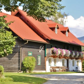 Ötschergräben - Hagengut. Entlang der Ötscherstraße/Forststraße, welche sich endlos lang dahin zieht, geht es vorbei am Hagengut über den Erlaufstausee zum Bahnhof Erlaufklause wo man die Himmelstreppe (Zug) besteigt um wieder zum Ausgangspunkt Wienerbruck zurückzukehren.. - Gebäude, Haus, Ötschergräben, Ötscherstraße, Hagengut - (Hagen, Mitterbach-Seerotte, Niederösterreich, Österreich)