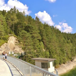 Ötschergräben - Erlaufstausee. Entlang der Ötscherstraße/Forststraße, welche sich endlos lang dahin zieht, geht es vorbei am Hagengut über den Erlaufstausee zum Bahnhof Erlaufklause wo man die Himmelstreppe (Zug) besteigt um wieder zum Ausgangspunkt Wienerbruck zurückzukehren.. - Strasse, See, Stausee, Weg, Wasser, Ötschergräben, Ötscherstraße, Erlaufstausee - (Hagen, Mitterbach-Seerotte, Niederösterreich, Österreich)